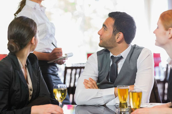 Nhân viên nhà hàng cần biết tiếng Anh để giao tiếp với khách ngoại quốc